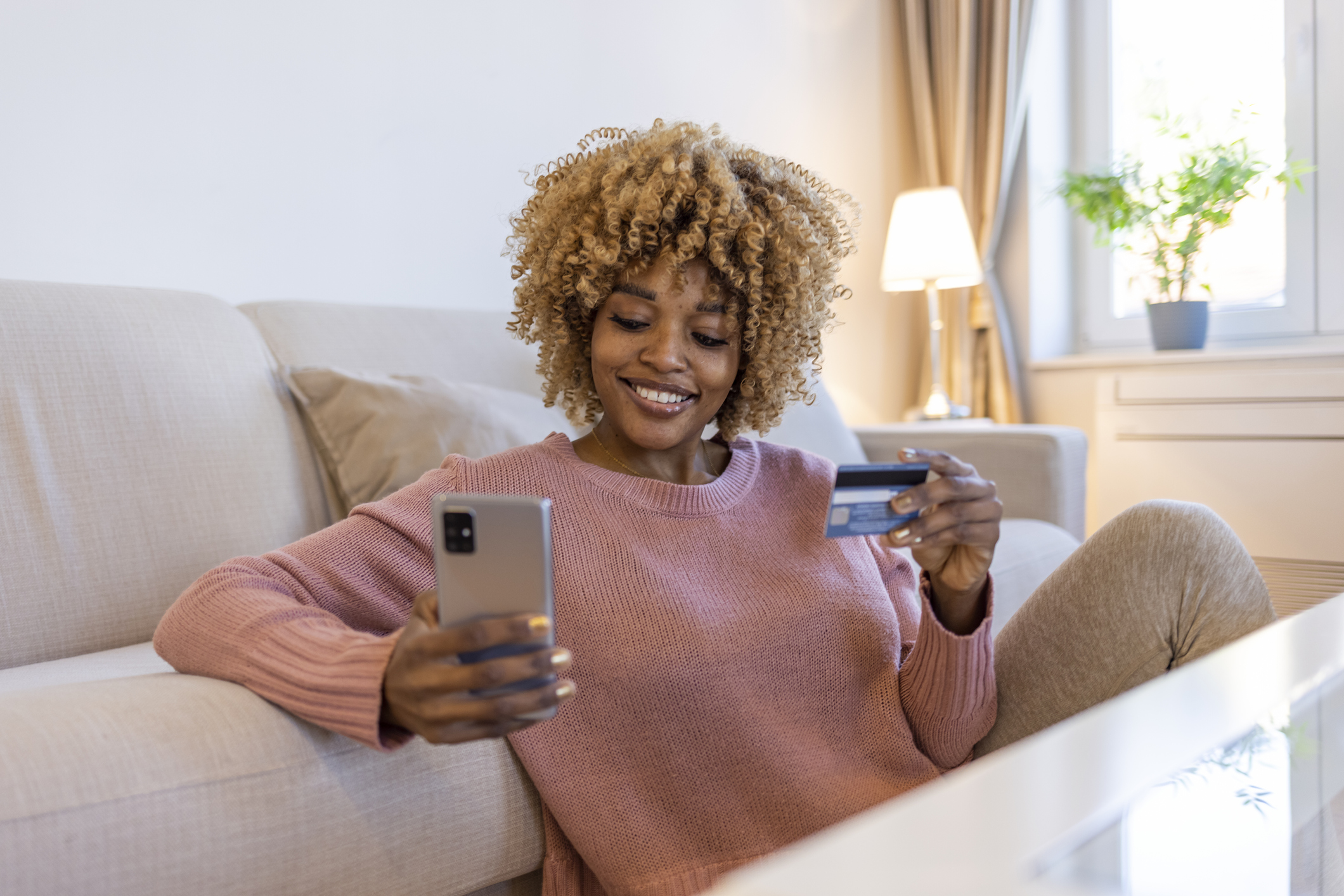 Person using the SikaFX app on their phone